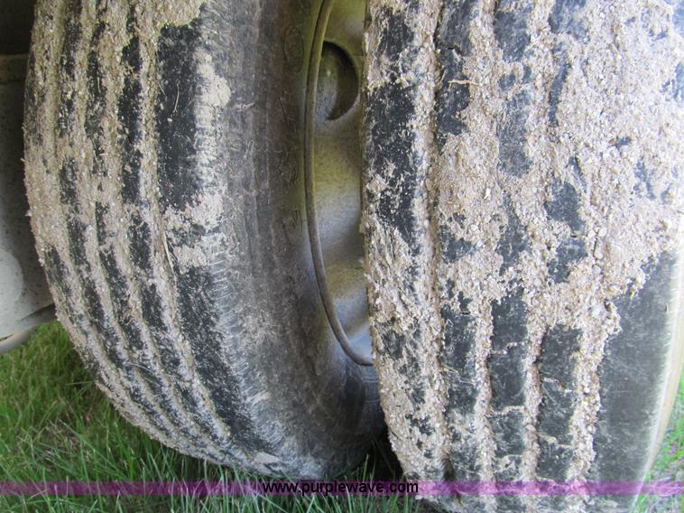 image for item 8996 2000 Eager Beaver lowboy trailer