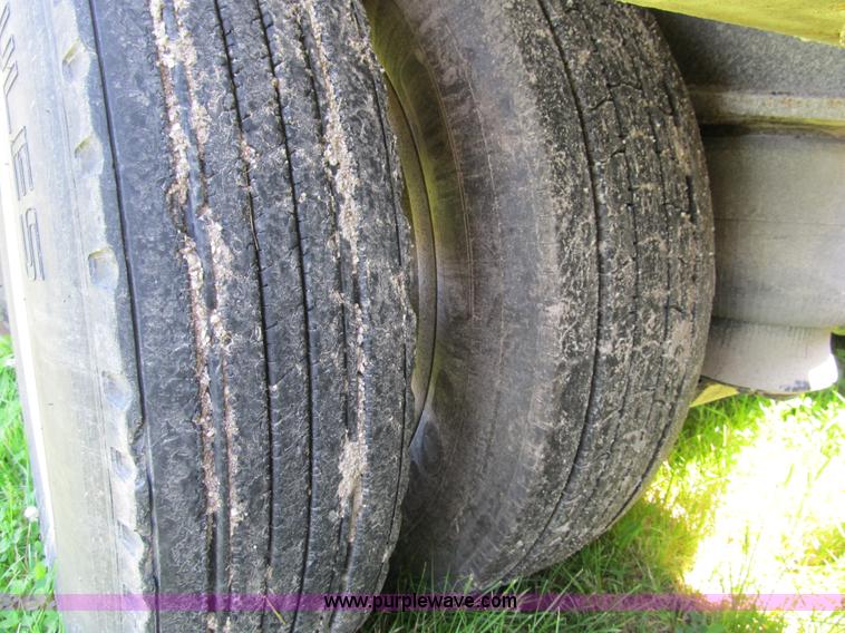 image for item 8996 2000 Eager Beaver lowboy trailer