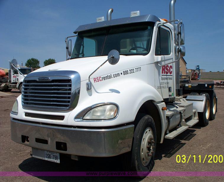 image for item 9001 2005 Freightliner Columbia semi truck