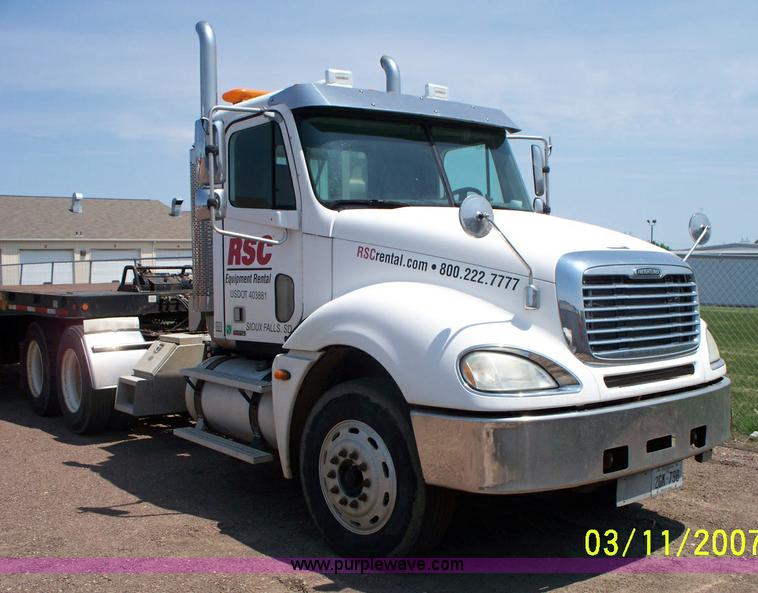 image for item 9001 2005 Freightliner Columbia semi truck