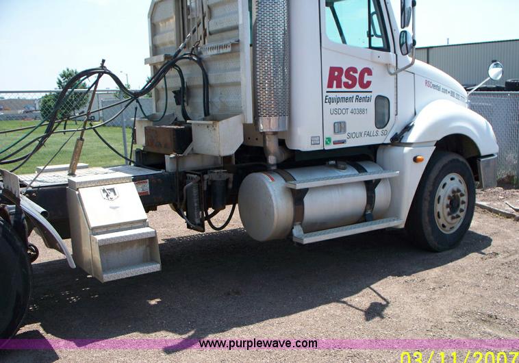 image for item 9001 2005 Freightliner Columbia semi truck