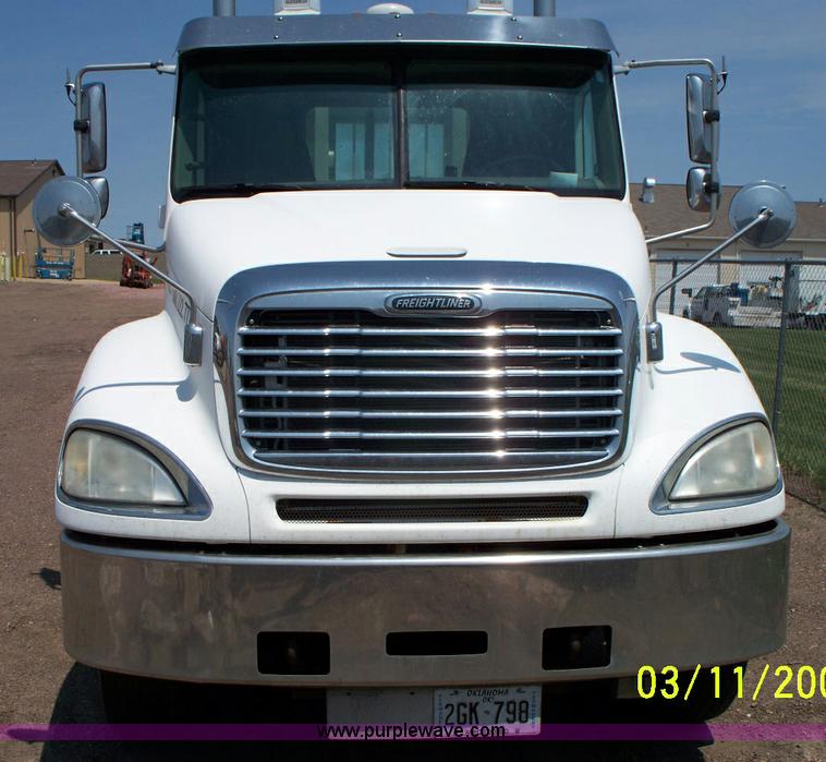 image for item 9001 2005 Freightliner Columbia semi truck