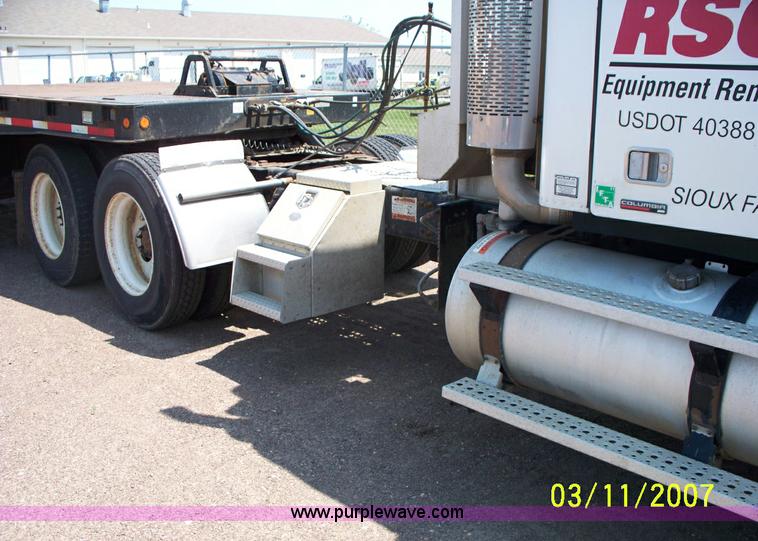 image for item 9001 2005 Freightliner Columbia semi truck