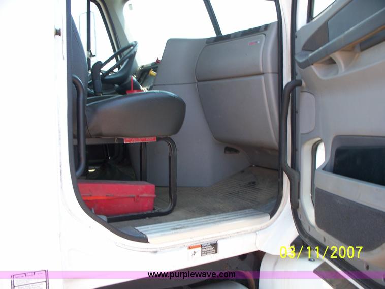 image for item 9001 2005 Freightliner Columbia semi truck