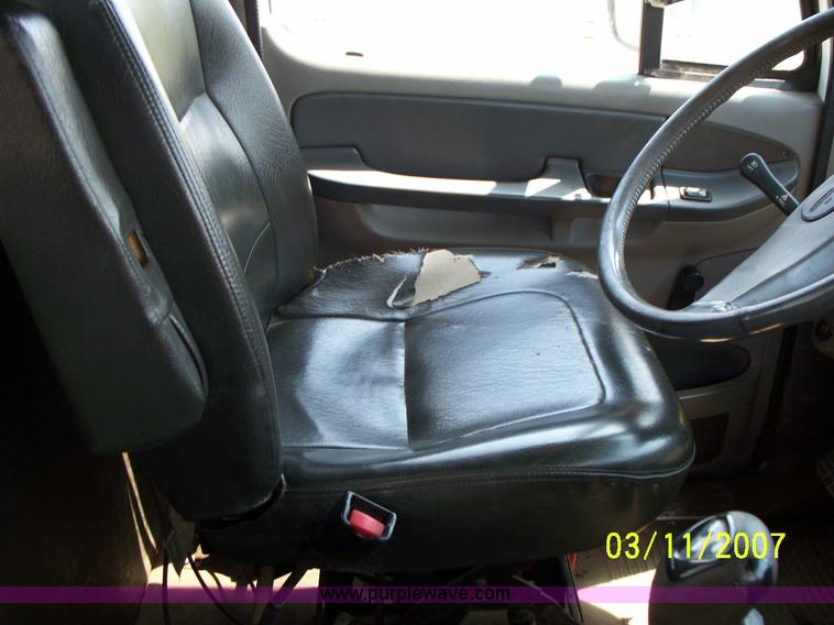 image for item 9001 2005 Freightliner Columbia semi truck