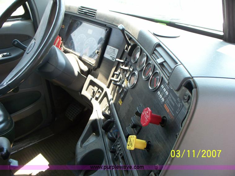 image for item 9001 2005 Freightliner Columbia semi truck