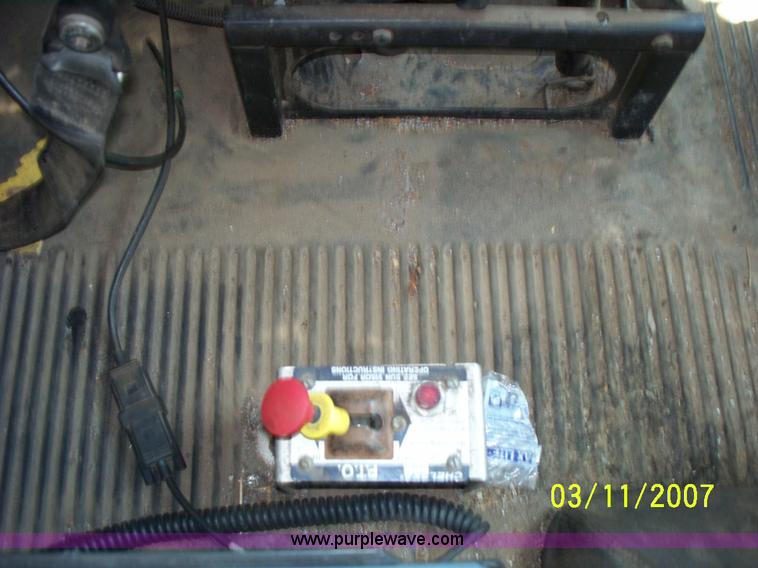 image for item 9001 2005 Freightliner Columbia semi truck