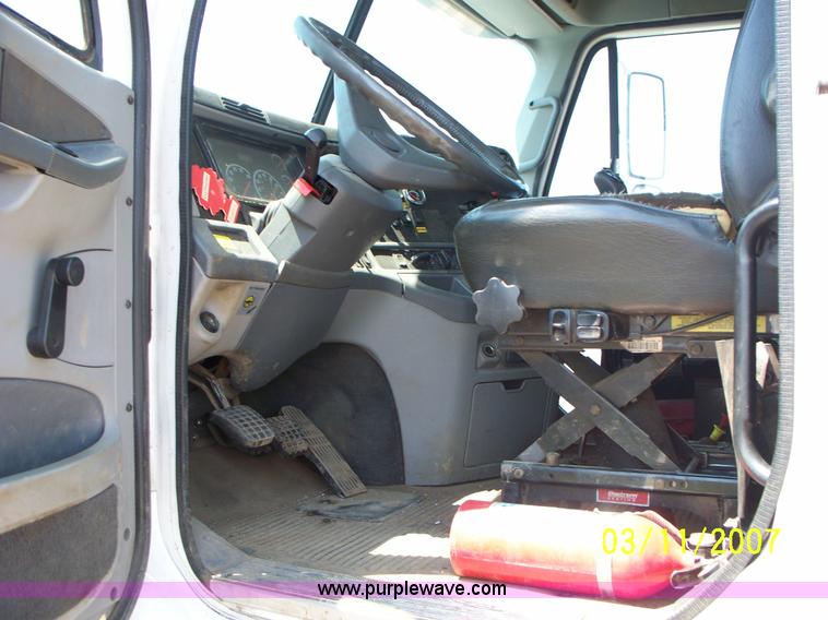 image for item 9001 2005 Freightliner Columbia semi truck