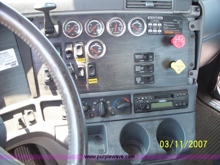 image for item 9001 2005 Freightliner Columbia semi truck