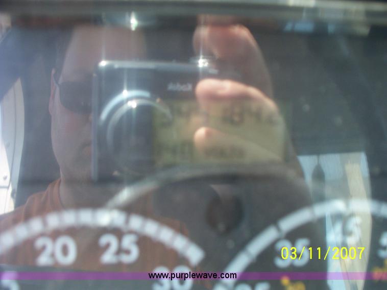 image for item 9001 2005 Freightliner Columbia semi truck