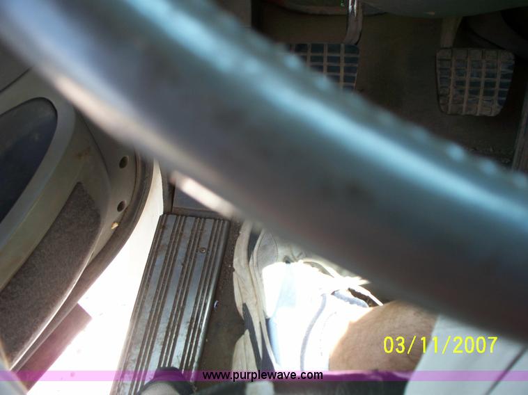 image for item 9001 2005 Freightliner Columbia semi truck