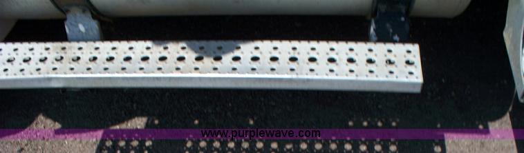 image for item 9001 2005 Freightliner Columbia semi truck