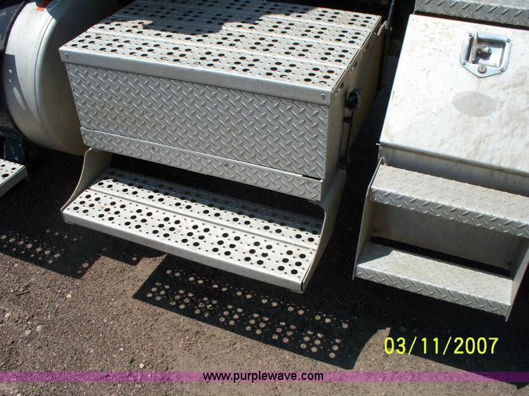 image for item 9001 2005 Freightliner Columbia semi truck