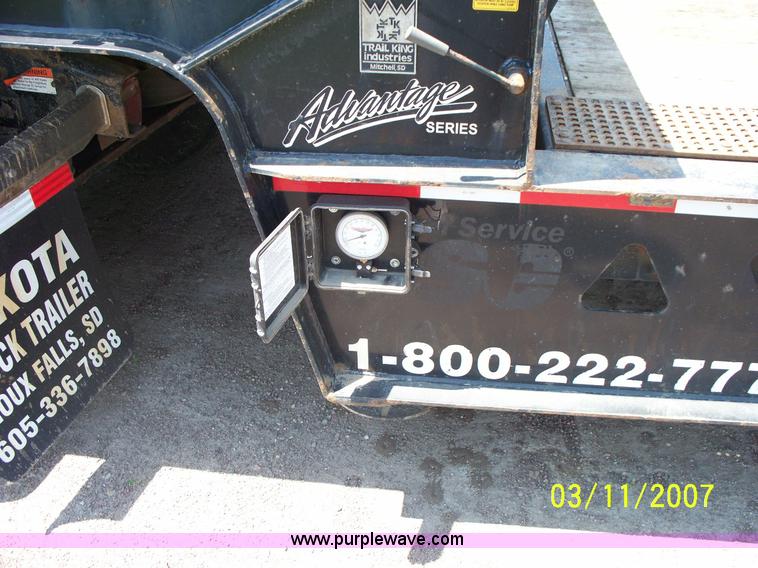 image for item 9001 2005 Freightliner Columbia semi truck