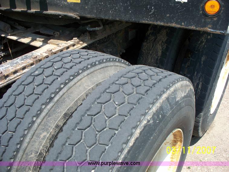 image for item 9001 2005 Freightliner Columbia semi truck