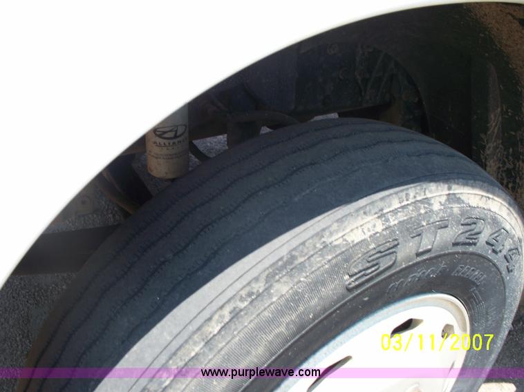 image for item 9001 2005 Freightliner Columbia semi truck