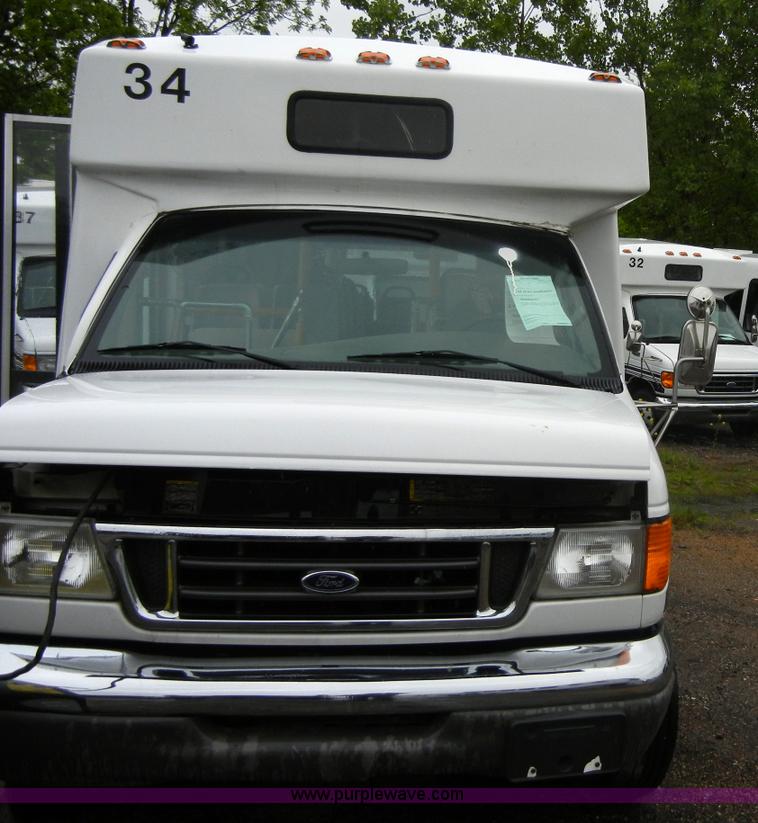 image for item 2250 2003 Ford E450 Super Duty 22 passenger bus