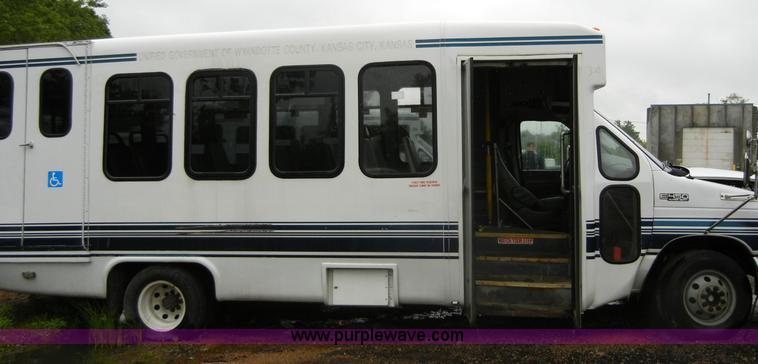 image for item 2250 2003 Ford E450 Super Duty 22 passenger bus
