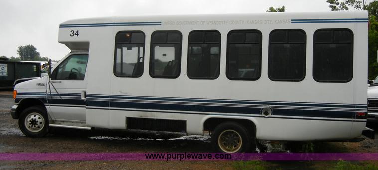 image for item 2250 2003 Ford E450 Super Duty 22 passenger bus