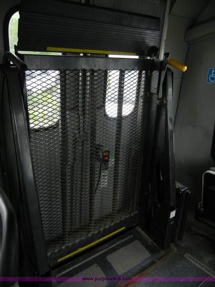 image for item 2250 2003 Ford E450 Super Duty 22 passenger bus