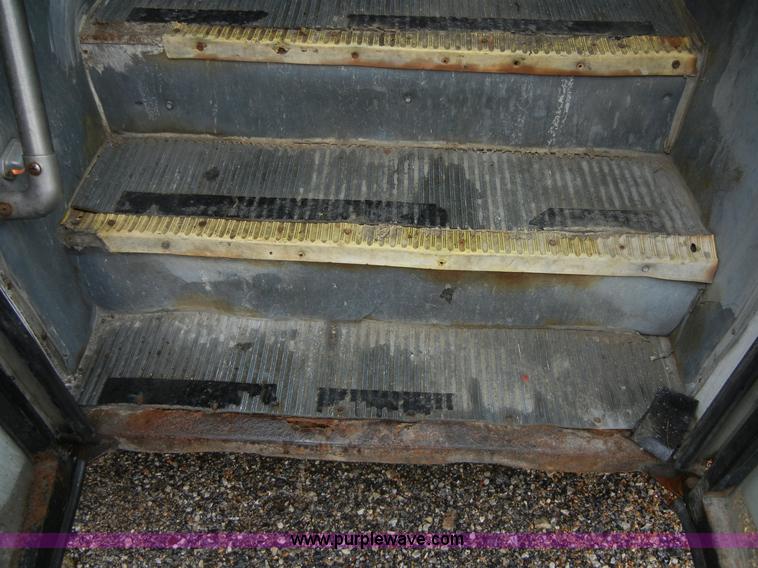 image for item 2250 2003 Ford E450 Super Duty 22 passenger bus