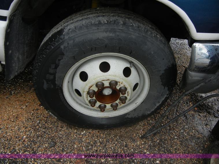 image for item 2250 2003 Ford E450 Super Duty 22 passenger bus