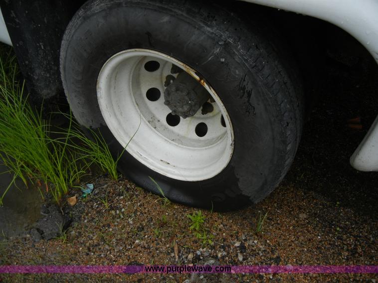 image for item 2250 2003 Ford E450 Super Duty 22 passenger bus