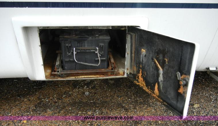 image for item 2250 2003 Ford E450 Super Duty 22 passenger bus