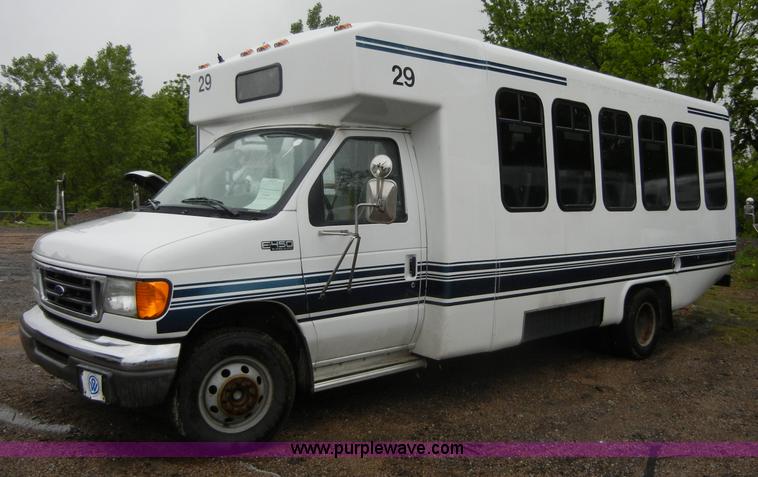 image for item 2251 2003 Ford E450 Super Duty 22 passenger bus