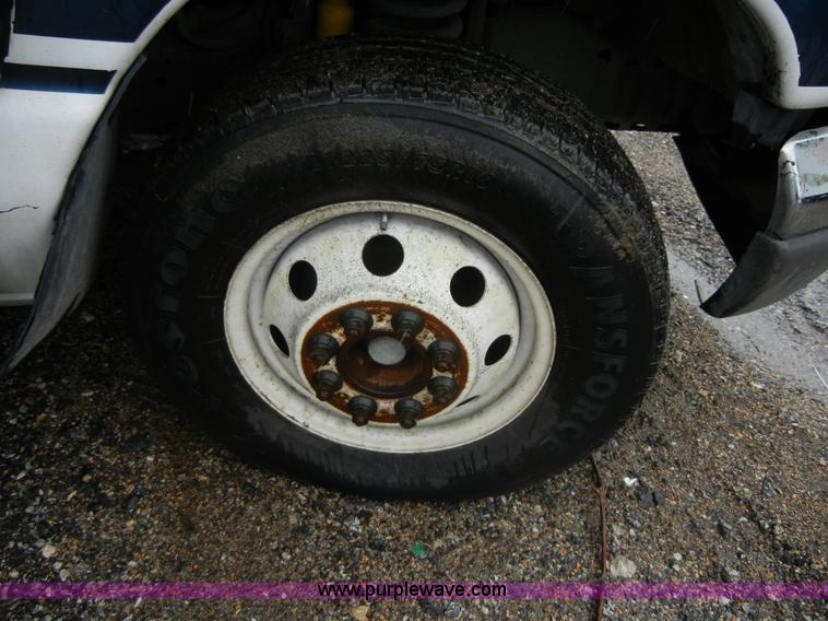 image for item 2251 2003 Ford E450 Super Duty 22 passenger bus