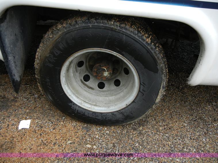 image for item 2251 2003 Ford E450 Super Duty 22 passenger bus