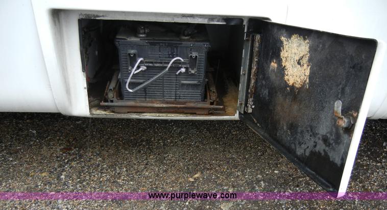image for item 2251 2003 Ford E450 Super Duty 22 passenger bus