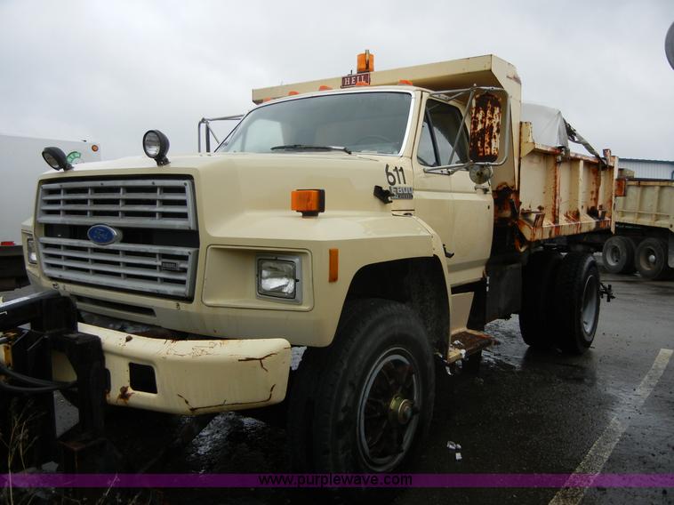 image for item 2252 1994 Ford F800 dump truck with sprayer