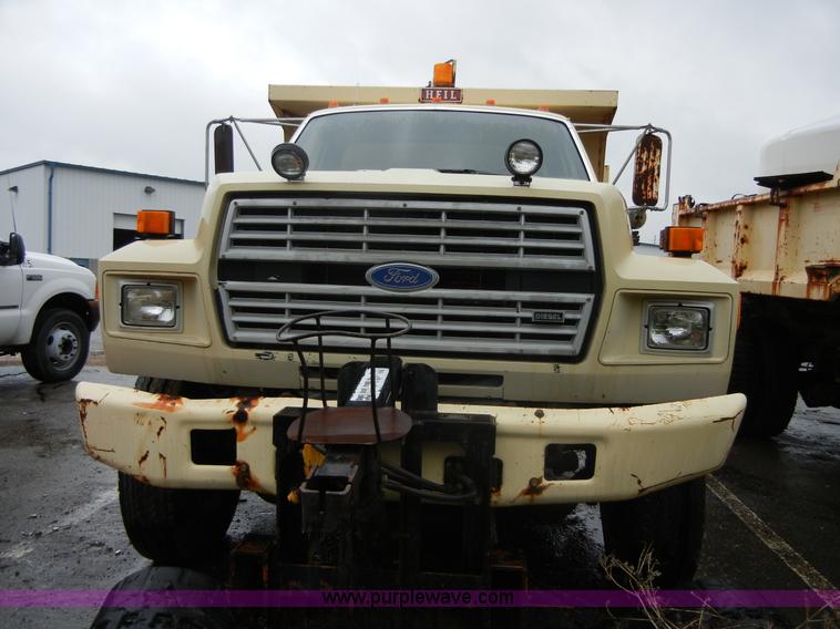 image for item 2252 1994 Ford F800 dump truck with sprayer