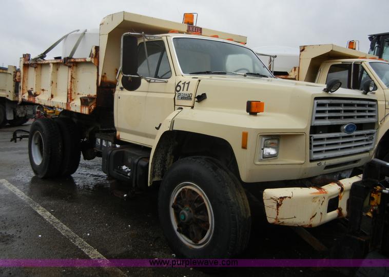 image for item 2252 1994 Ford F800 dump truck with sprayer