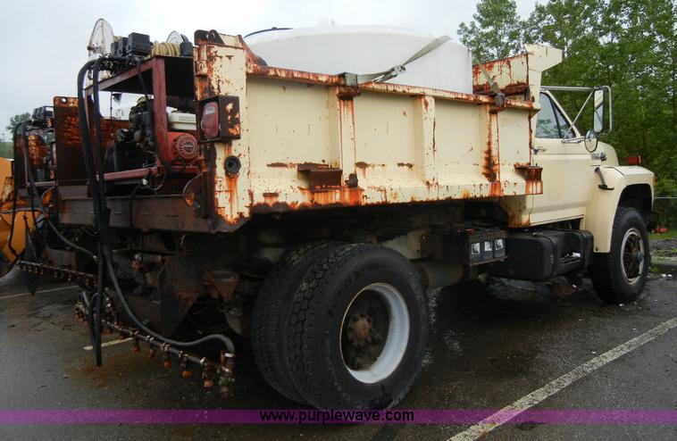image for item 2252 1994 Ford F800 dump truck with sprayer