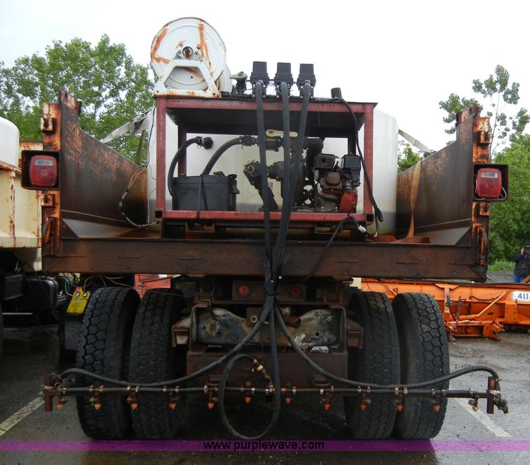 image for item 2252 1994 Ford F800 dump truck with sprayer
