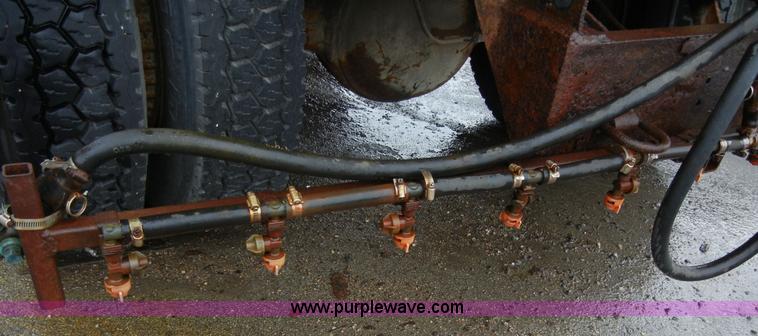 image for item 2252 1994 Ford F800 dump truck with sprayer