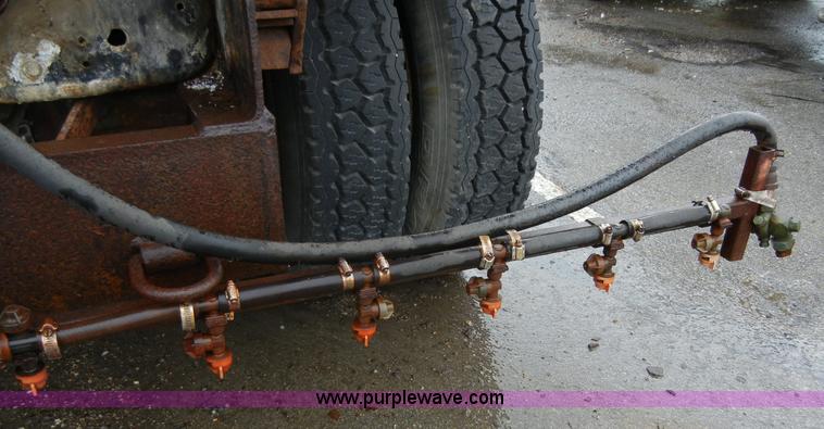 image for item 2252 1994 Ford F800 dump truck with sprayer