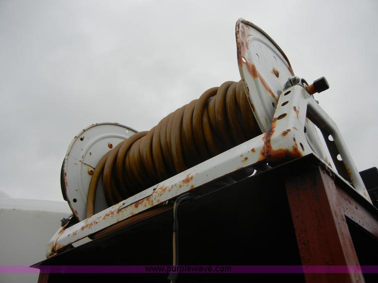 image for item 2252 1994 Ford F800 dump truck with sprayer