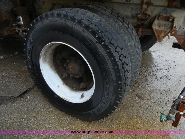 image for item 2252 1994 Ford F800 dump truck with sprayer