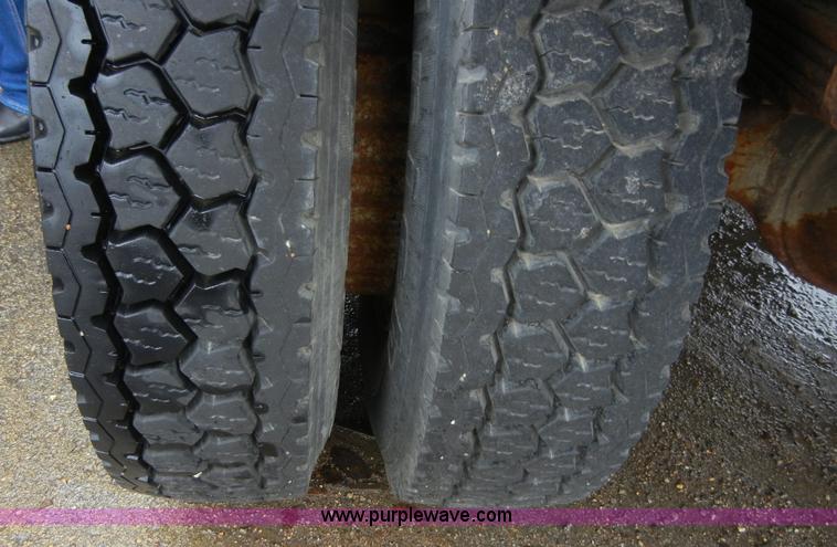 image for item 2252 1994 Ford F800 dump truck with sprayer