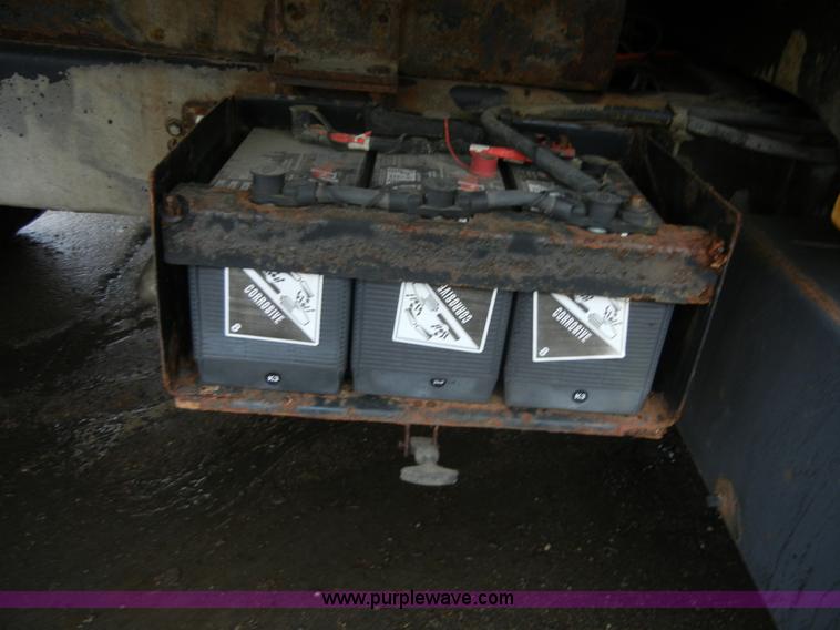 image for item 2252 1994 Ford F800 dump truck with sprayer