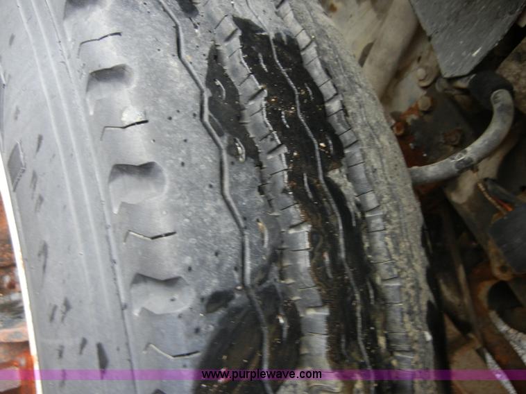 image for item 2252 1994 Ford F800 dump truck with sprayer