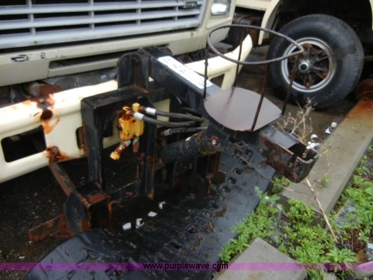 image for item 2252 1994 Ford F800 dump truck with sprayer