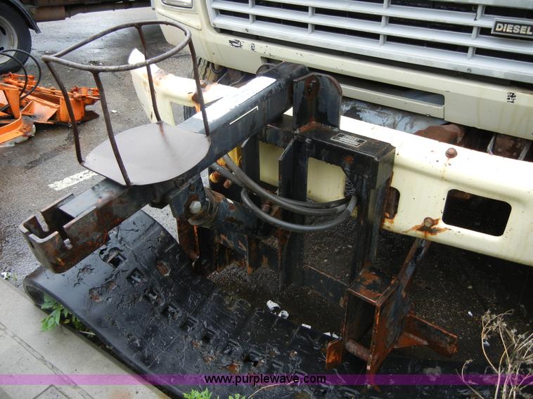 image for item 2252 1994 Ford F800 dump truck with sprayer