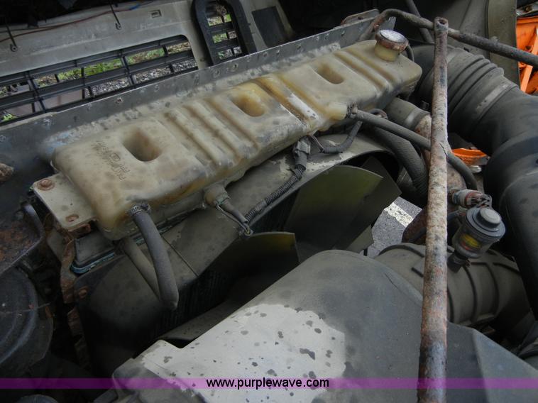 image for item 2252 1994 Ford F800 dump truck with sprayer