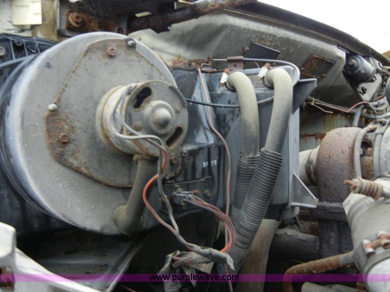 image for item 2252 1994 Ford F800 dump truck with sprayer