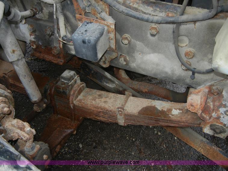 image for item 2252 1994 Ford F800 dump truck with sprayer