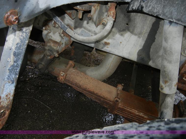 image for item 2252 1994 Ford F800 dump truck with sprayer